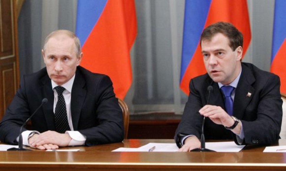 Vladimiras Putinas (kairėje) ir Dmitrijus Medvedevas