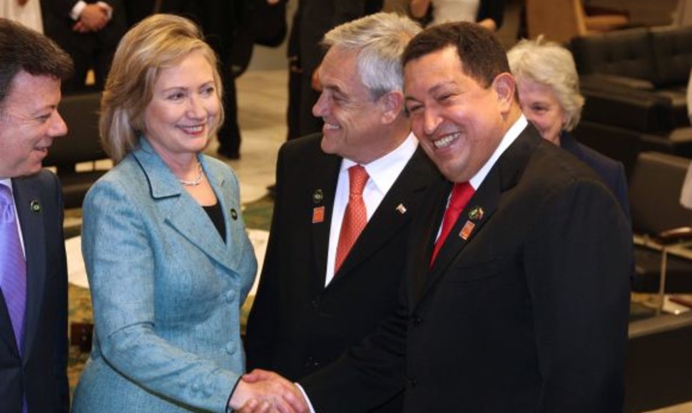Hillary Clinton ir Hugo Chavezas Brazilijoje maloniai šypsojosi vienas kitam.