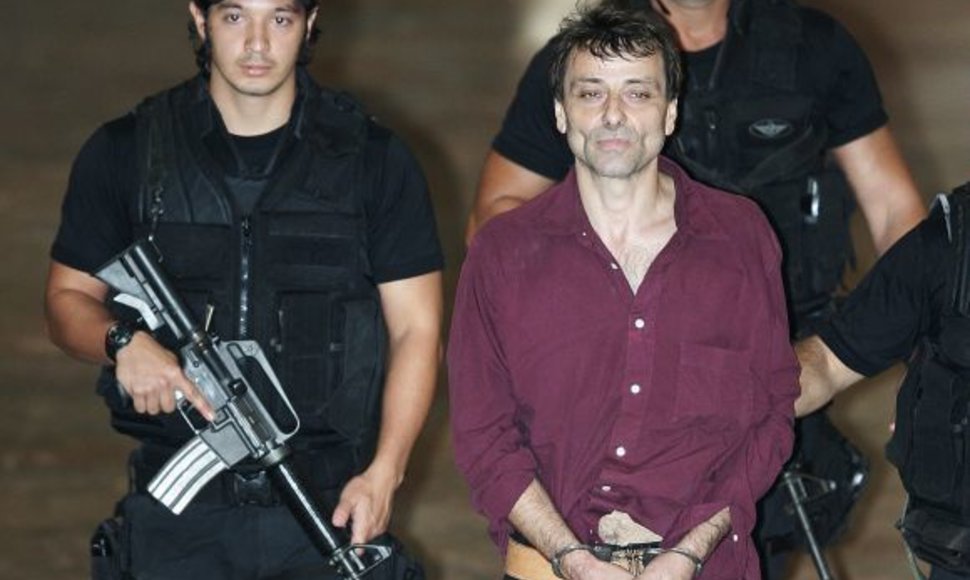 Cesare Battisti Brazilijos policininkų apsuptyje