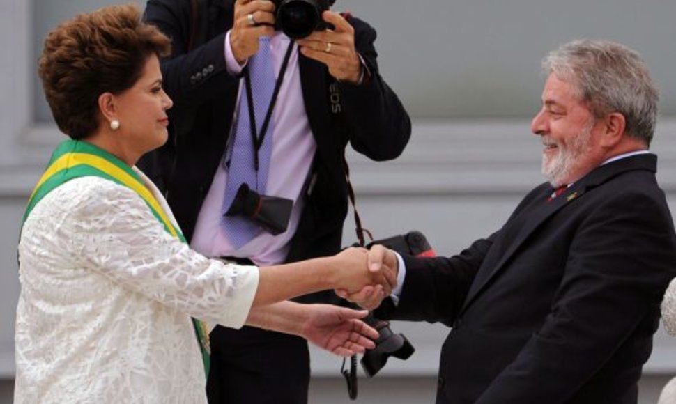 Naujoji Brazilijos prezidentė Dilma Rousseff perima valdžios įgaliojimus iš savo pirmtako Luizo Inacio Lulos da Silvos.