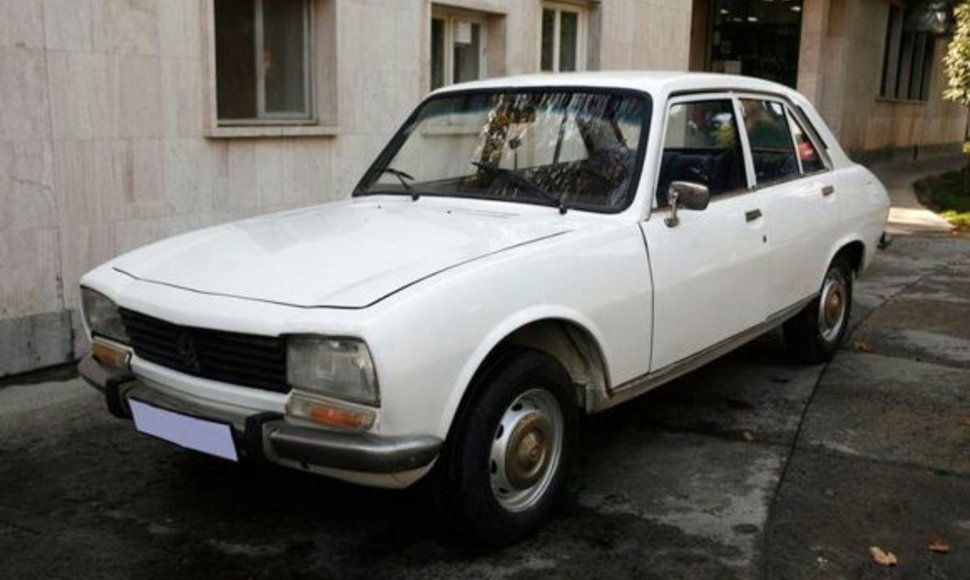 Senutėlis, 1977 metais pagamintas, Mahmoudo Ahmadinejado „Peugeot 504“