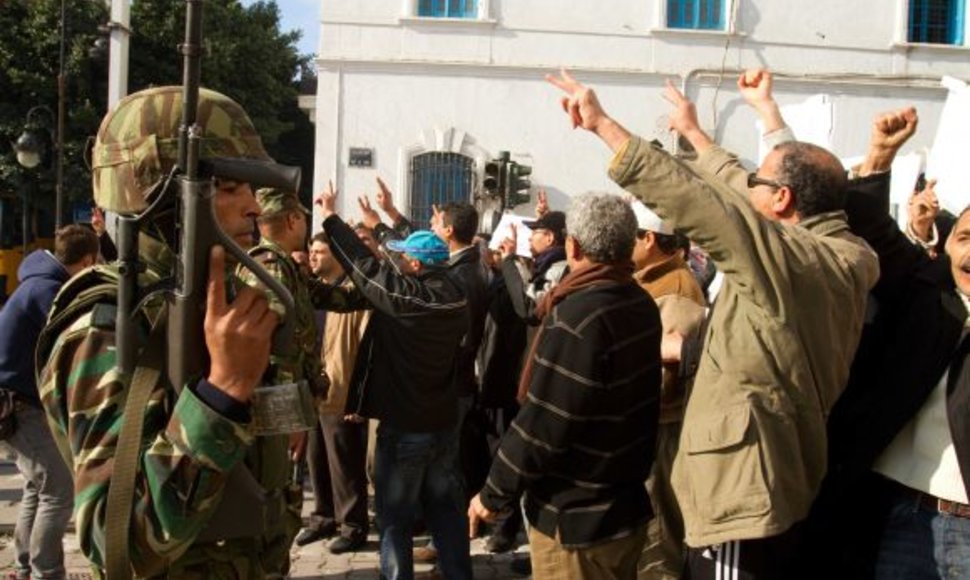 Situacija Tuniso miestų gatvėse dar nėra rami.