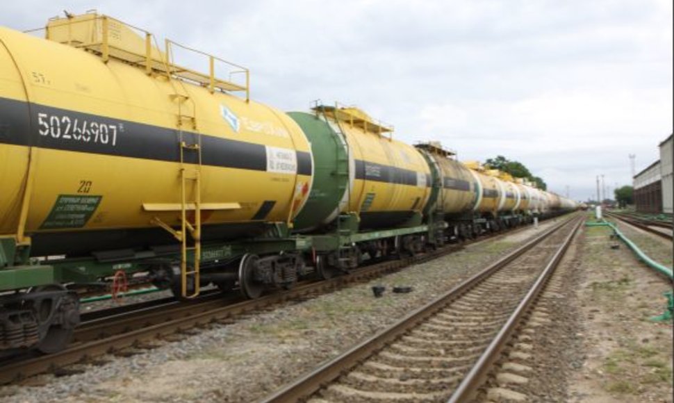 57-ių tonų talpos geležinkelio cisternos skystiems kroviniams pervežti