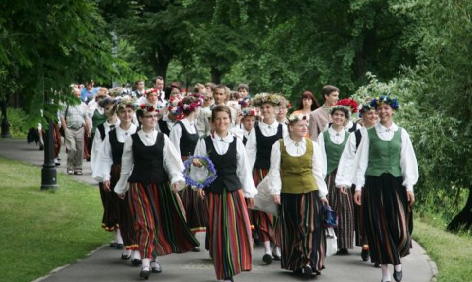 Latviai tautiniais rūbais
