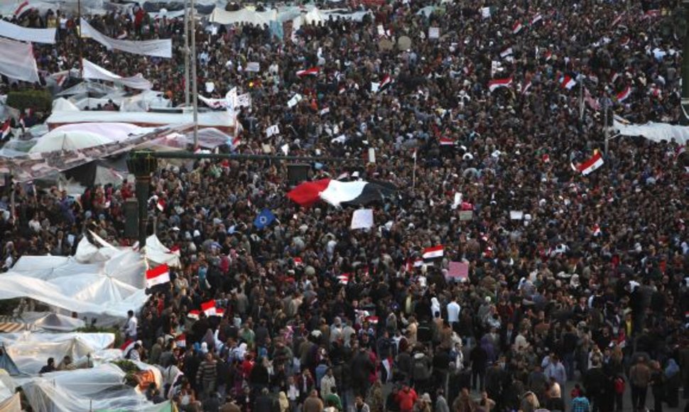 Egiptiečiai Tahriro aikštėje laukia Hosni Mubarako atsistatydinimo.