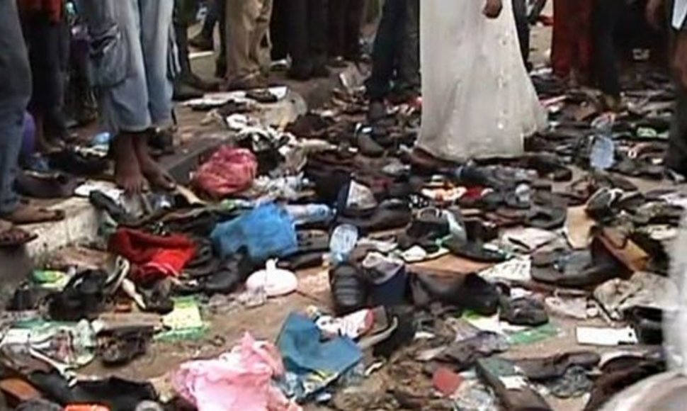 Nelaimės vietoje liko daugybė batų ir kitų asmeninių žmonių daiktų.