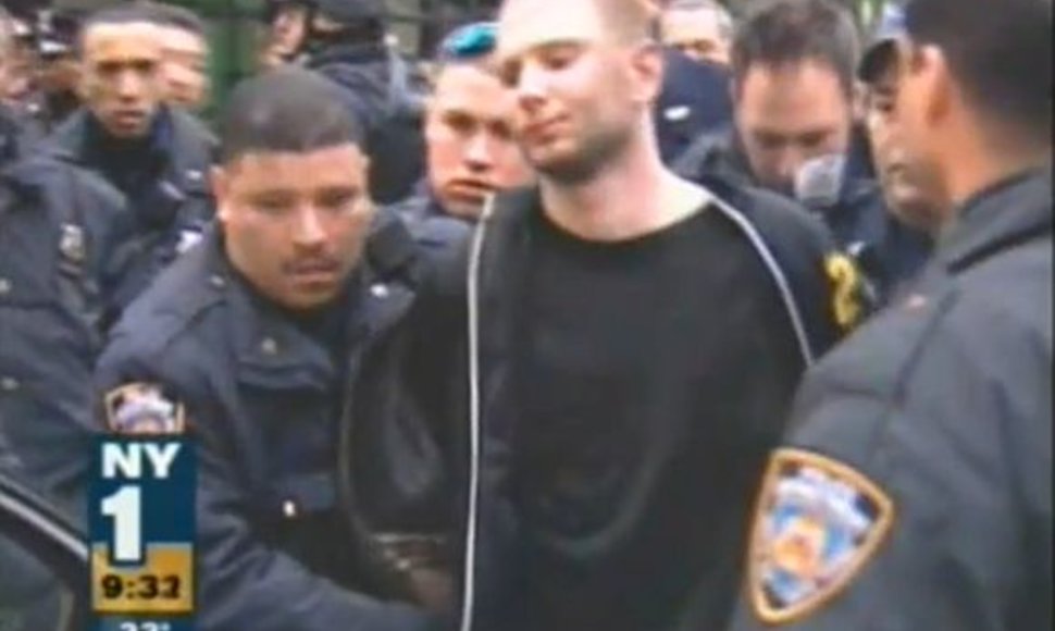 Sulaikytąjį Maksimą Gelmaną veda Niujorko policijos pareigūnai.