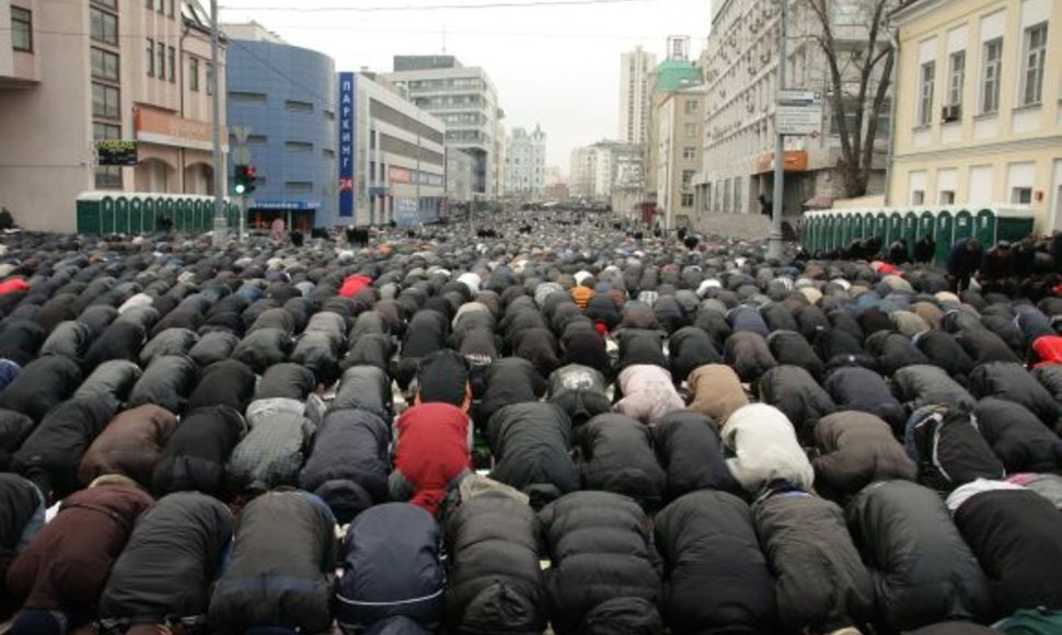 Rusijos musulmonai meldžiasi Maskvos gatvėje.