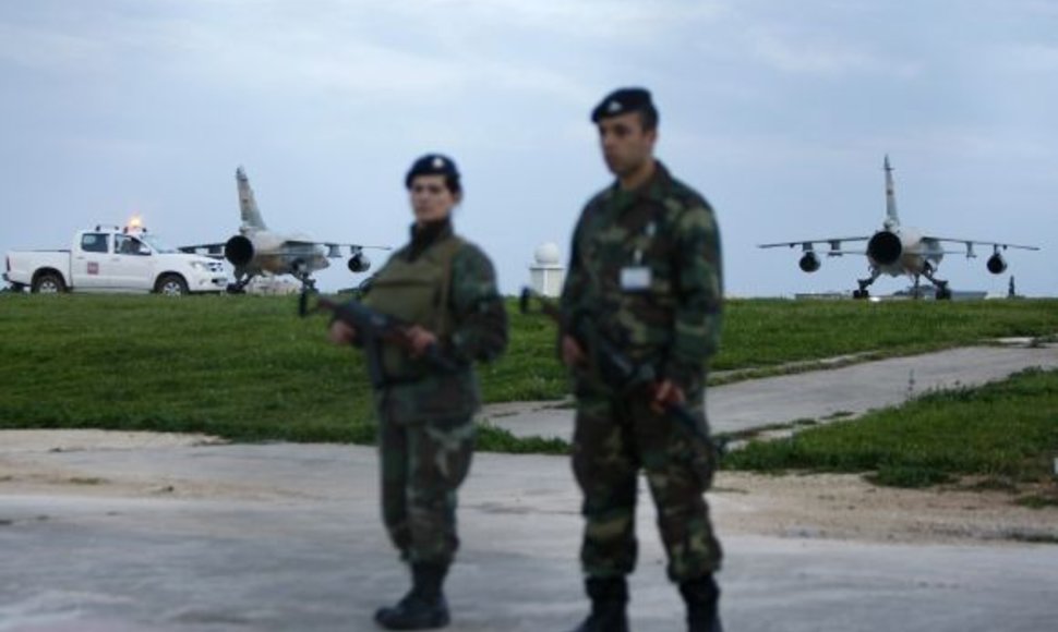 Maltos kariai prie dviejų Libijos naikintuvų, kurių pilotai atsisakė šaudyti į savo šalies piliečius ir dezertyravo į šią Viduržemio jūros valstybę.