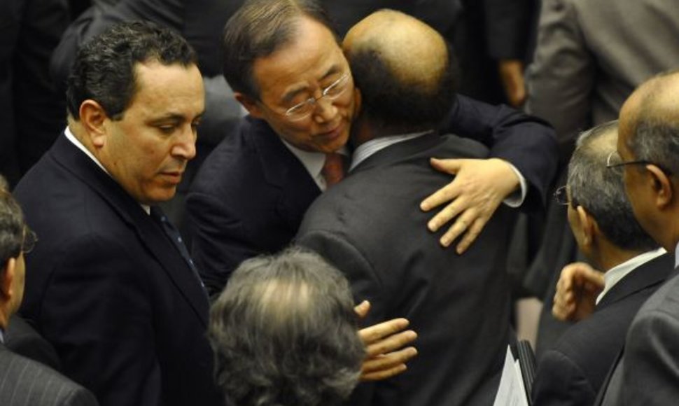 Jungtinių Tautų generalinis sekretorius Ban Ki-Moonas guodžia Libijos ambasadorių Abdurrahmaną Mohammedą Shalghamą.