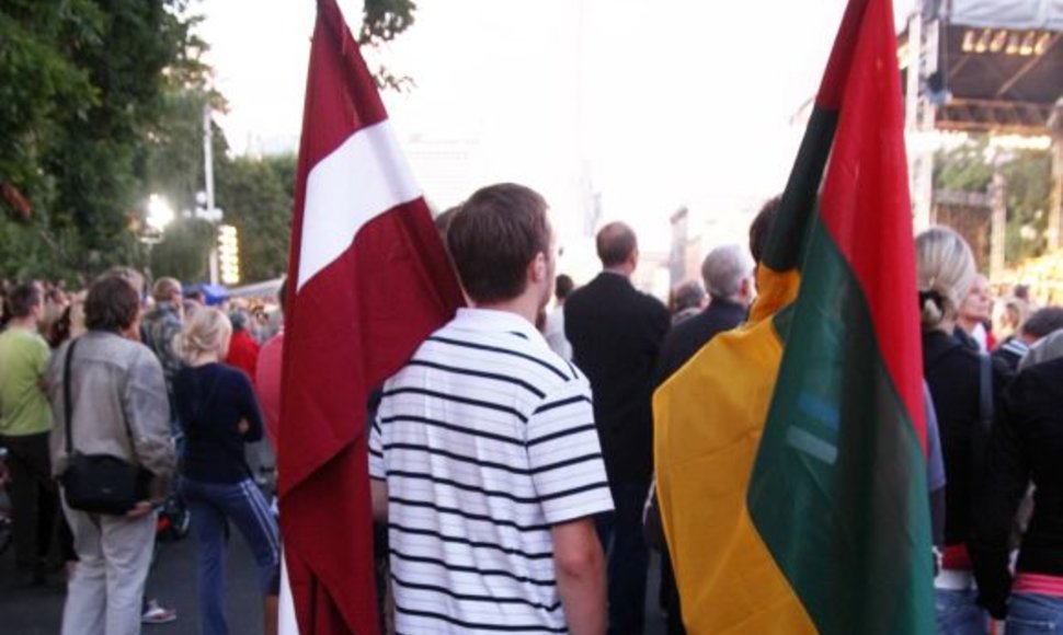Žmonės su Lietuvos ir Latvijos vėliavomis