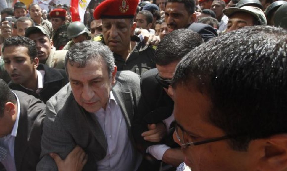 Essamas Sharafas braunasi pro jį sveikinančių demonstrantų minią.