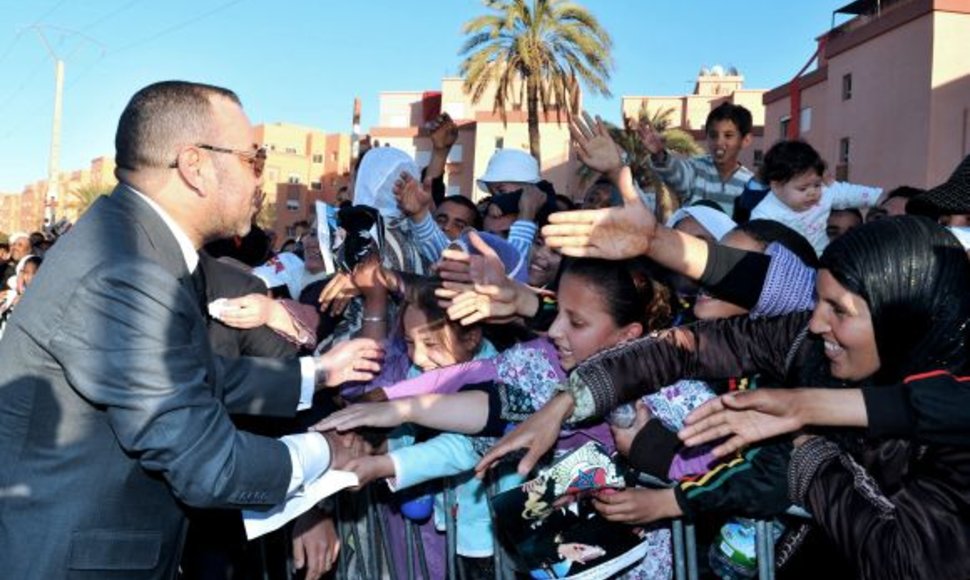 Maroko karalius Mohammedas VI susitinka su žmonėmis.