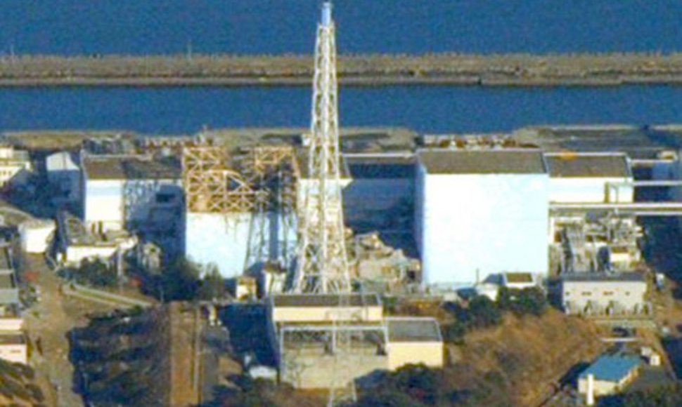 Nuotraukoje matomas po sprogimo apgriautas Fukušimos-1 atominės elektrinės pirmojo reaktoriaus pastatas (kairėje). Greta – nenukentėjęs antrojo reaktoriaus pastatas.
