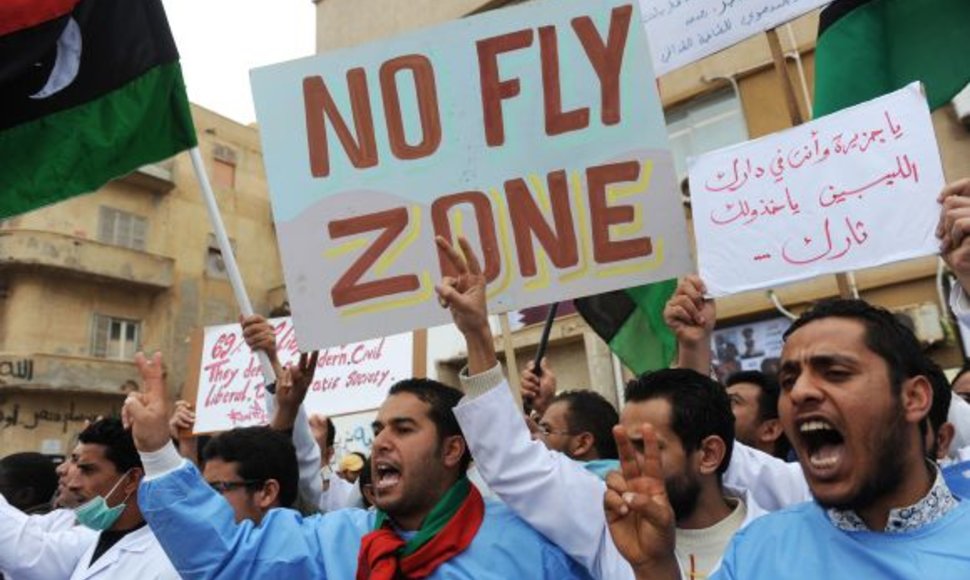 Bengazio ligoninės gydytojai surengė demonstraciją, per kurią reikalavo neskraidymo zonos virš Libijos.