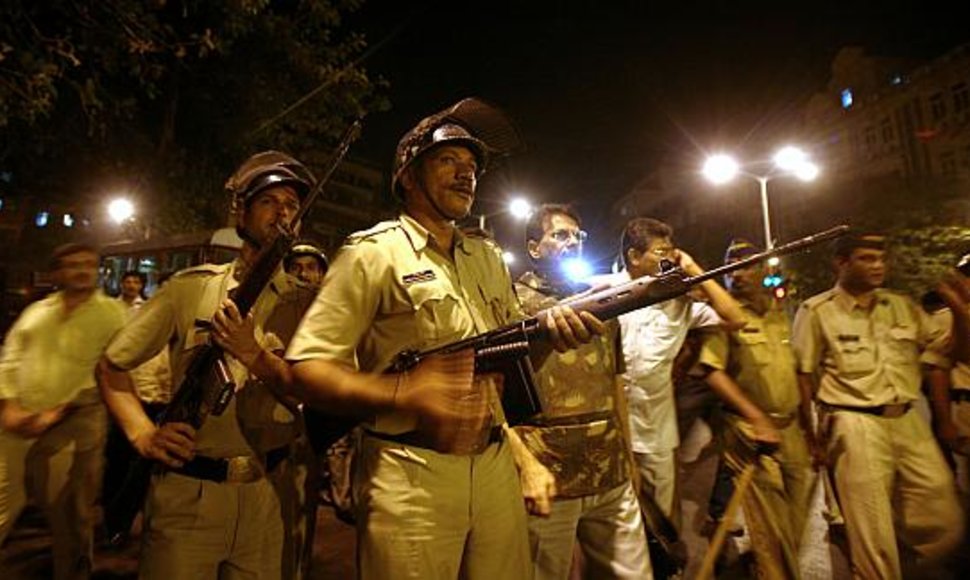 Mumbajaus policija stojo į kovą su teroristais.