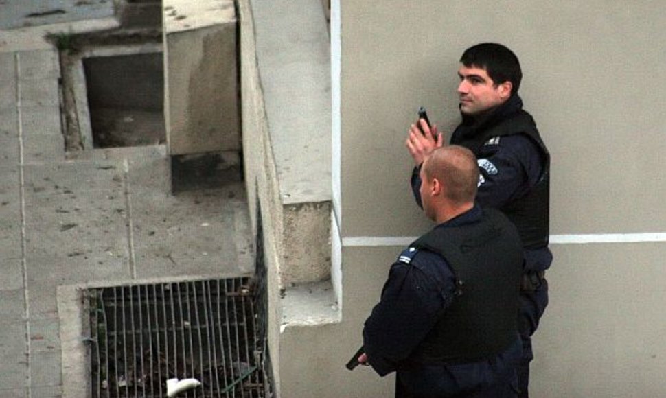 Bulgarijos policininkai saugo perimetrą aplink banką, kuriame ginkluotas plėšikas laiko kelis įkaitus.