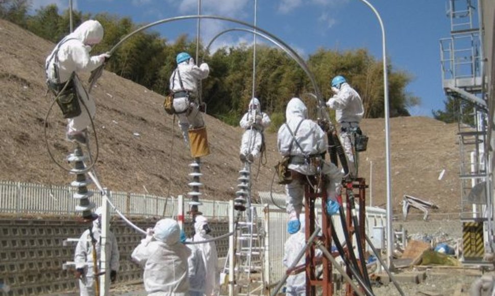 Darbininkai Fukušimos-1 atominėje elektrinėje mėgina atkurti elektros energijos tiekimą į reaktorių įrenginius.