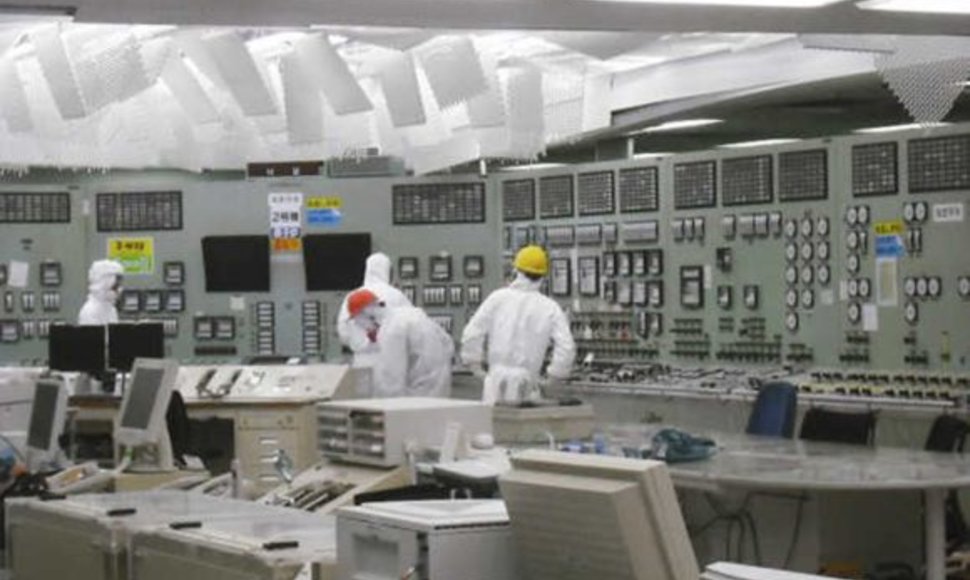 Darbininkai Fukušimos-1 atominės elektrinės antrojo reaktoriaus valdymo patalpoje