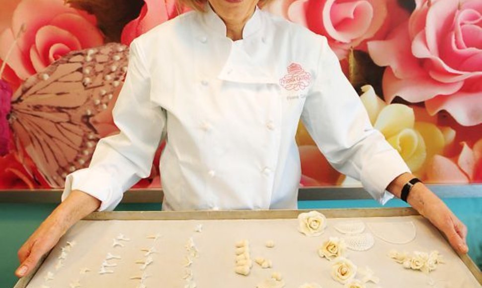 Fiona Cairns demonstruoja torto papuošimų, kokius išsirinko Kate Middleton, pavyzdžius.