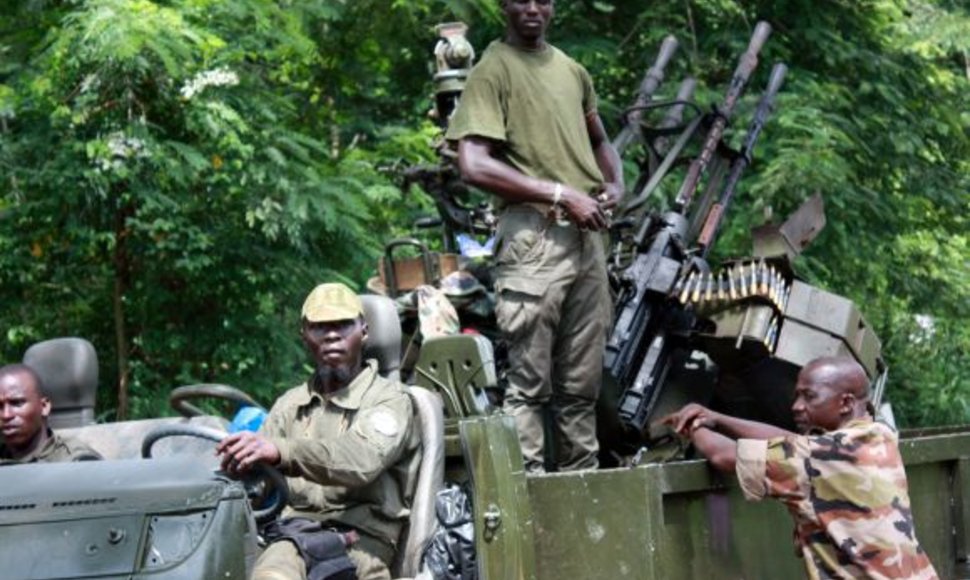 Alassane'ui Ouattarai ištikimų pajėgų kariai