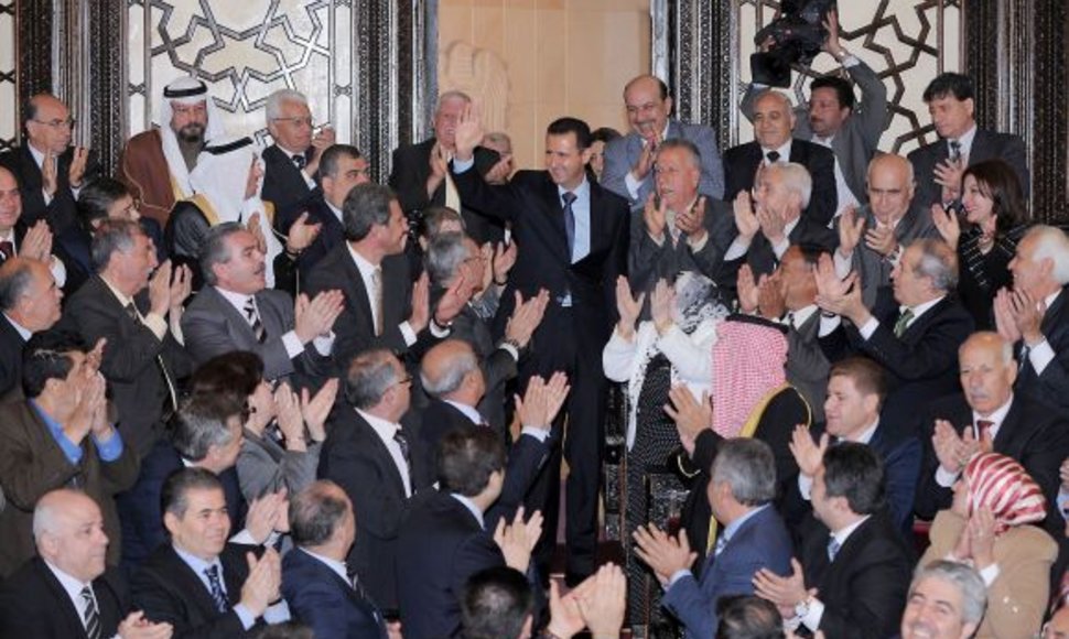 Sirijos prezidentas Basharas al-Assadas tarp šalies parlamento narių