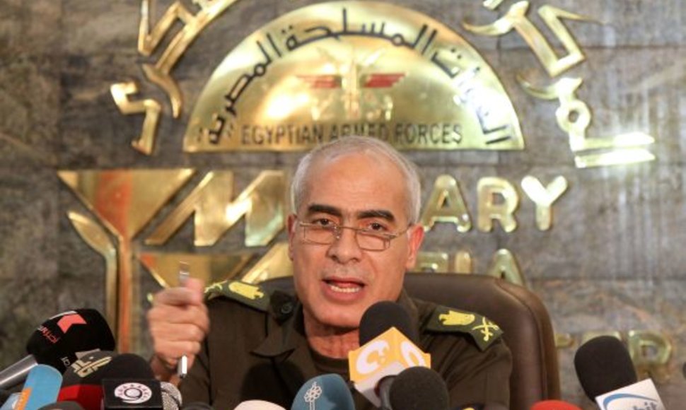 Egipto generolas Mamduh Shahinas paskelbė apie laikinosios konstitucijos įsigaliojimą.