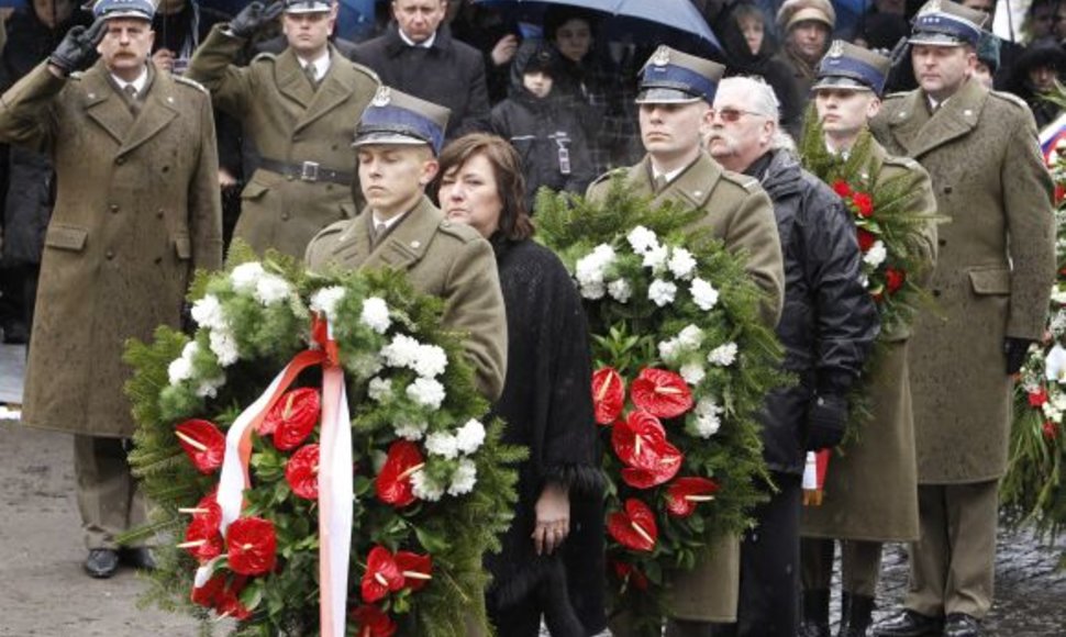 Annos Komorowskos vadovaujama lenkų delegacija pagerbė Smolensko katastrofos aukas.