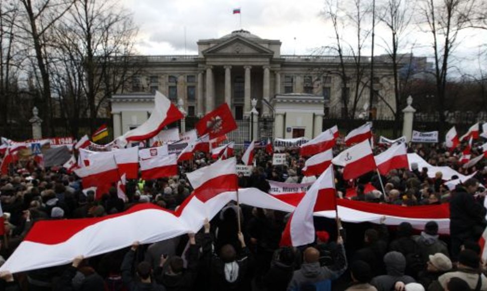 Šeštadienį prie Rusijos ambasados Varšuvoje susirinko protestuotojų minia.