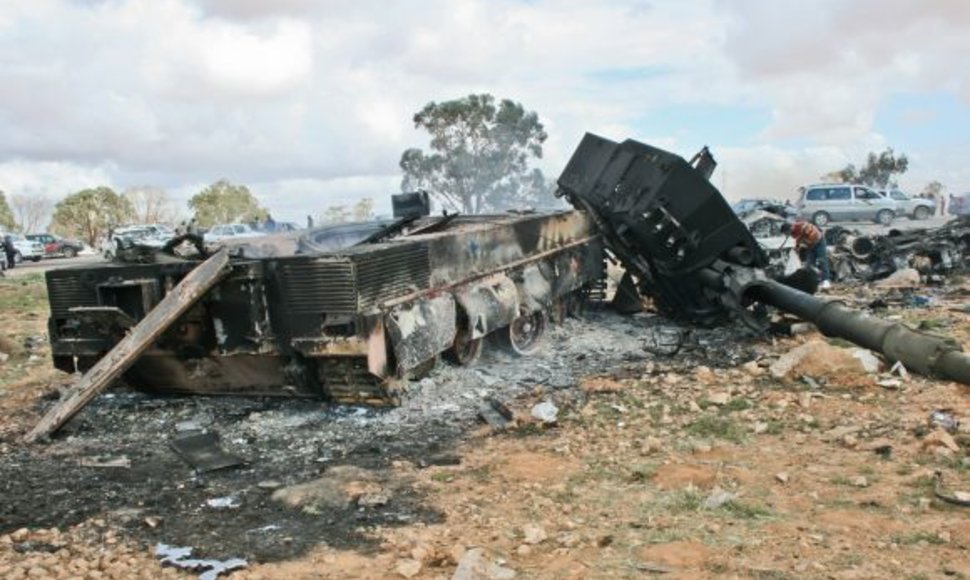 Aviacijos susprogdintas Muamaro Kadhafi pajėgų tankas
