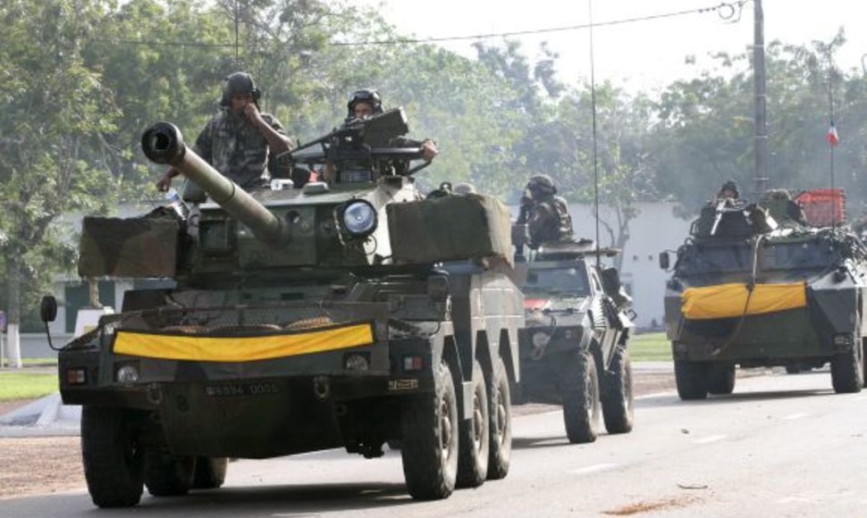 Prancūzų pajėgos traukia į Laurent'o Gbagbo rezidenciją.