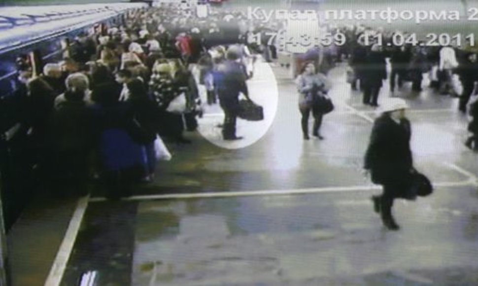 Baltarusijos prokurorai tvirtina, kad vaizdo kamerų užfiksuotas asmuo su dideliu krepšiu – įtariamasis sprogdintojas.