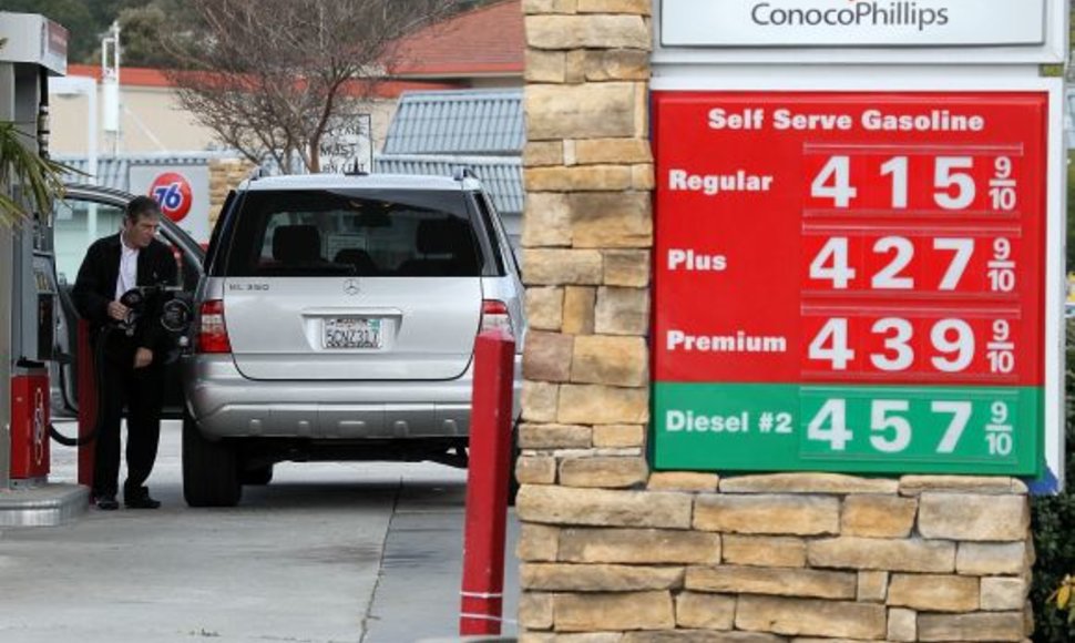 Kalifornijoje amerikietis pilasi degalų dar vienoje „brangioje“ degalinėje, kurioje galonas „Regular“ markės benzino kainuoja 4,15 dolerio (arba vienas litras kainuoja apie 2,59 lito).