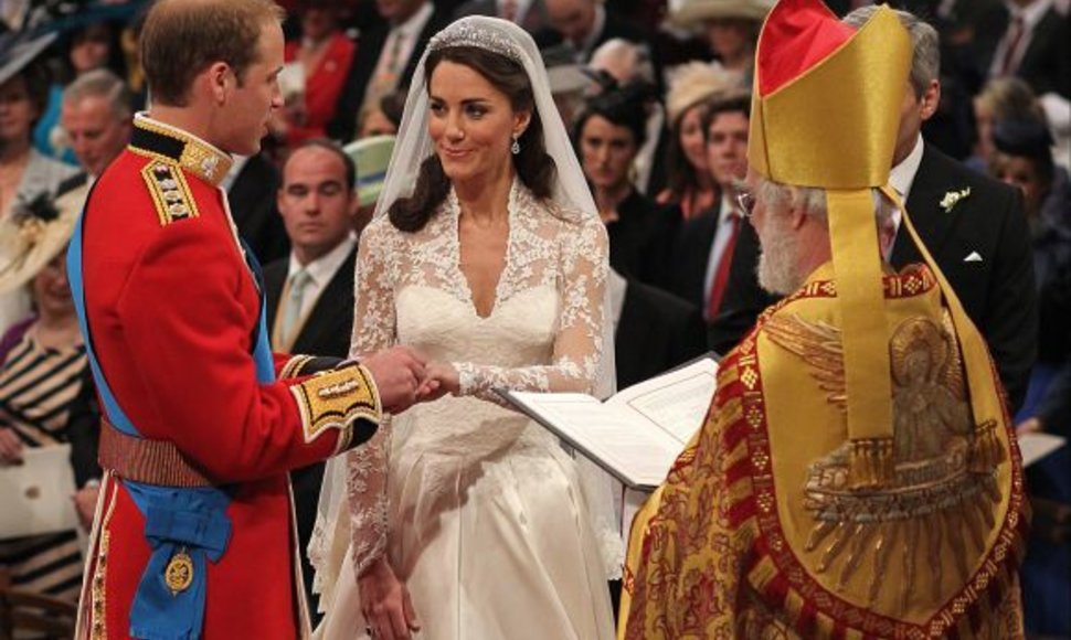 Princas Williamas mauna žiedą Kate Middleton ant piršto.