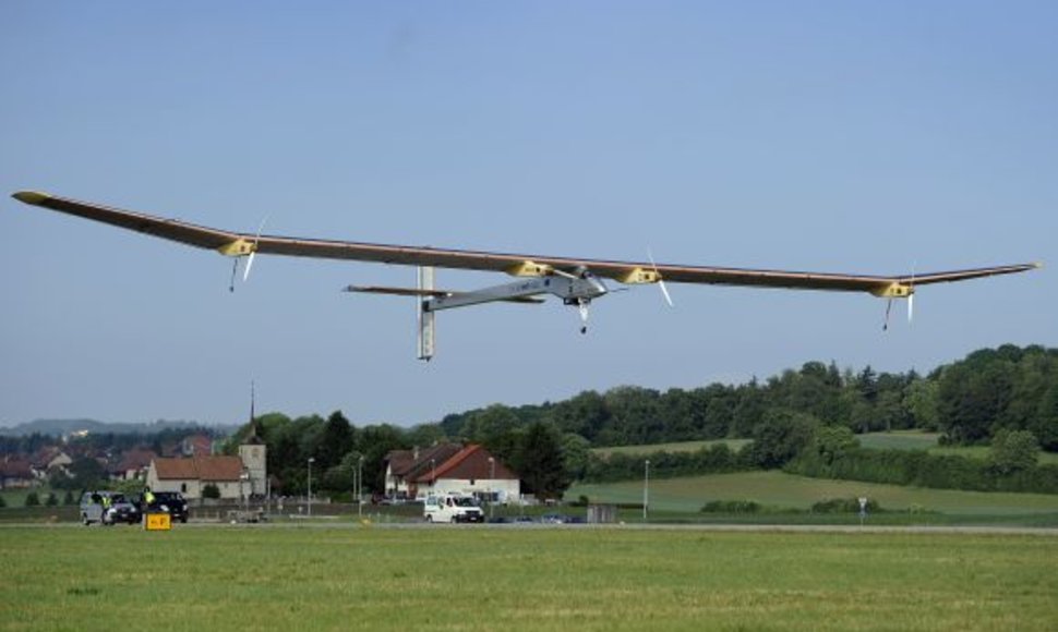 Saulės energija varomas lėktuvas „Solar Impulse“ kyla į skrydį.