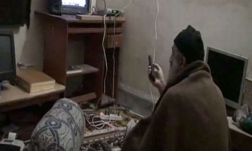 Televizorių žiūrintis Osama bin Ladenas savo slėptuvėje
