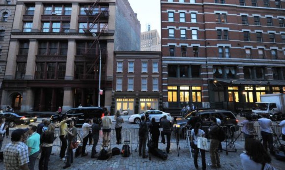 Žurnalistai prie apartamentų Niujorko Traibekos rajone, kuriuose apsigyveno Dominique'as Straussas-Kahnas