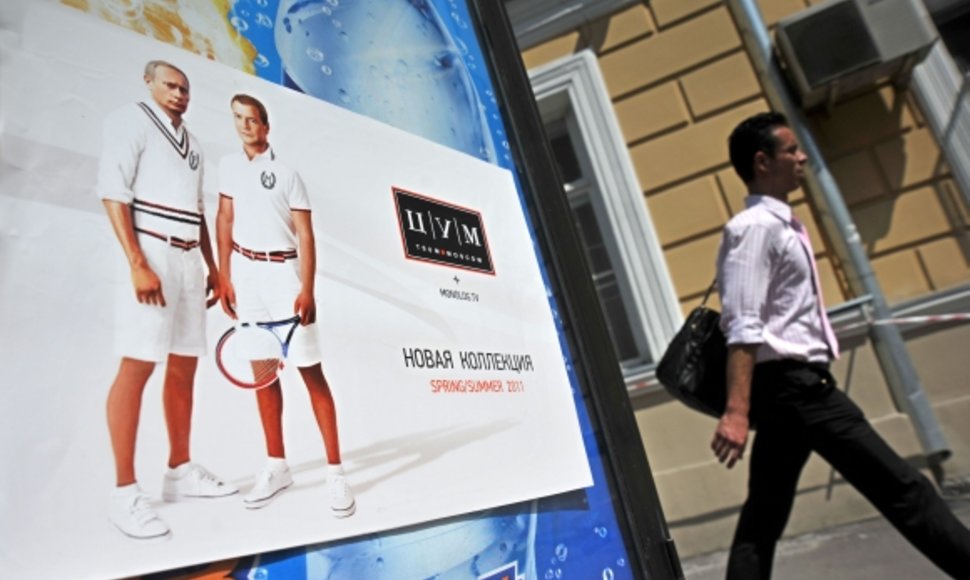 Nežinia kieno iškabintuose plakatuose Rusijos prezidentas ir premjeras vaizduojami su teniso apranga.