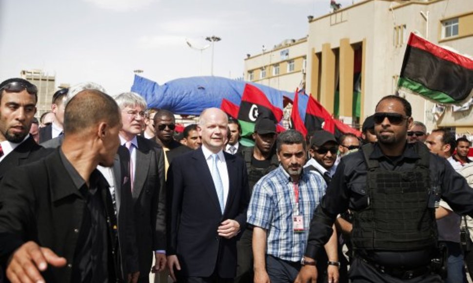 Williamas Hague'as (centre) drąsino Libijos sukilėlius Bengazyje.
