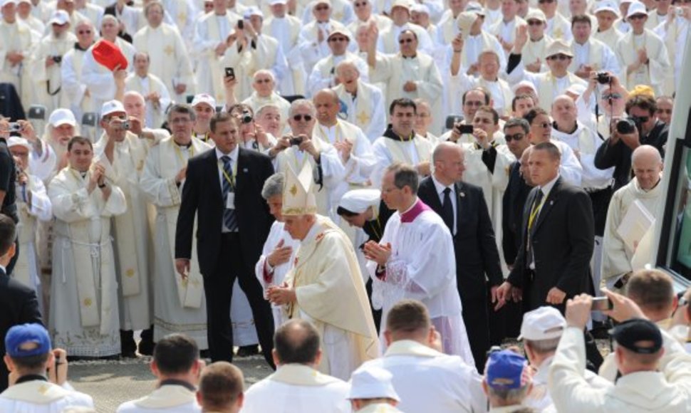 Popiežių Benediktą XVI Zagrebe sveikina šimtai tūkstančių tikinčiųjų.