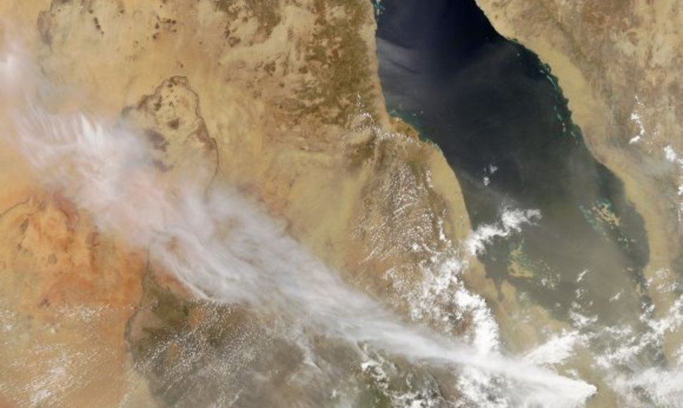 Iš palydovo darytoje nuotraukoje aiškiai matyti Eritrėjoje išsiveržusio ugnikalnio pelenų debesies šleifas.