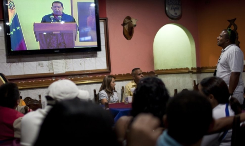 Vieno Venesuelos sostinės Karakaso baro lankytojai stebi Hugo Chavezo kalbą per televiziją.
