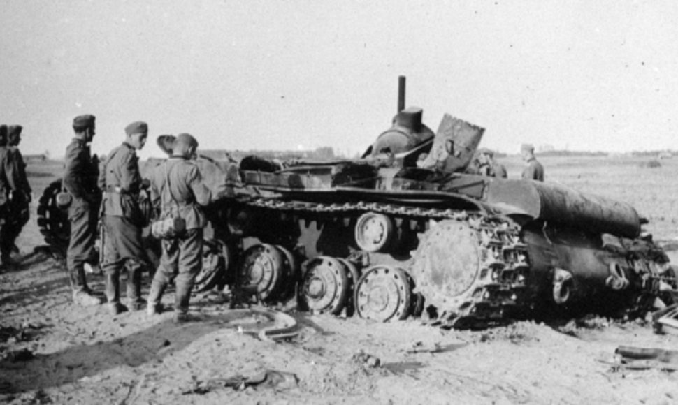 Vokiečių kariai prie sunaikinto sovietų tanko (1941 m. vasara)