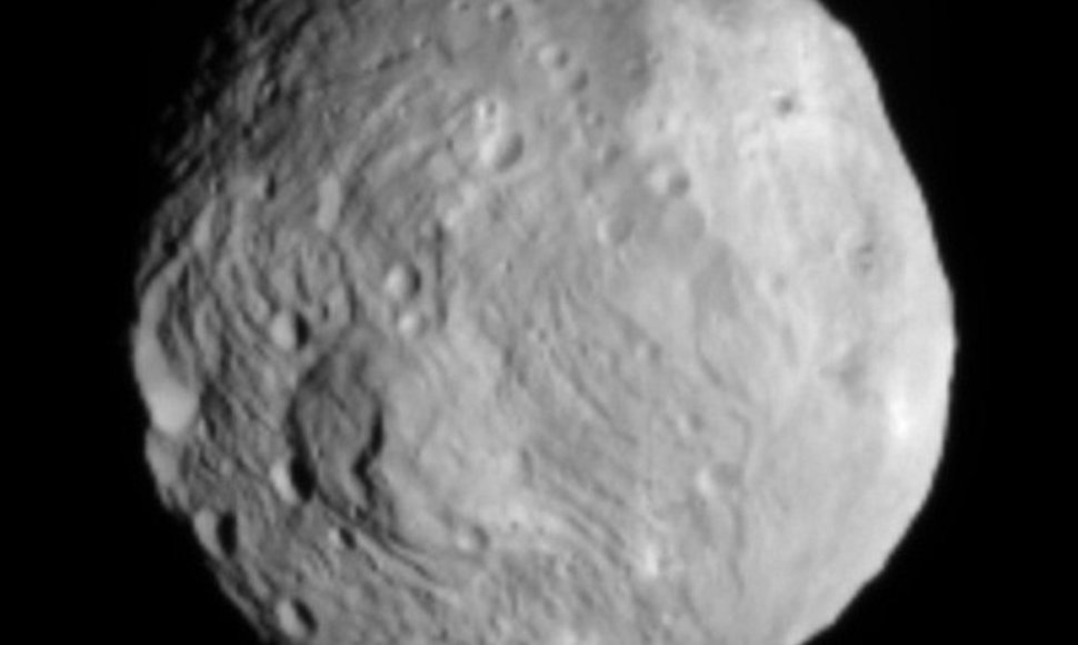 Tokį Vestos atvaizdą į Žemę atsiuntė aplink asteroidą skrieti pradėjęs zondas „Dawn“.
