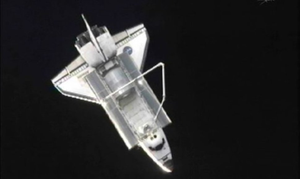 Erdvėlaivis „Atlantis“, matomas pro Tarptautinės kosminės stoties iliuminatorius