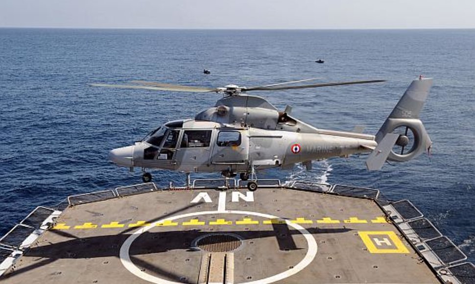Europiečių sraigtasparniai privertė Somalio piratus atsitraukti.