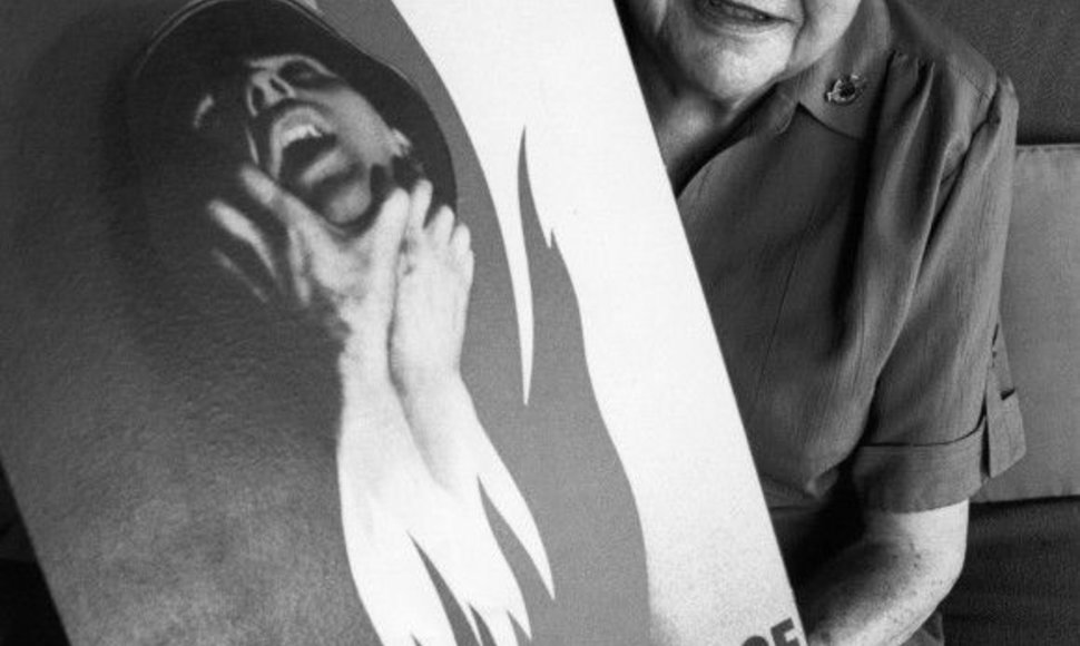 Nancy Wake su Antrojo pasaulinio karo laikų plakatu (1994 m. nuotr.)
