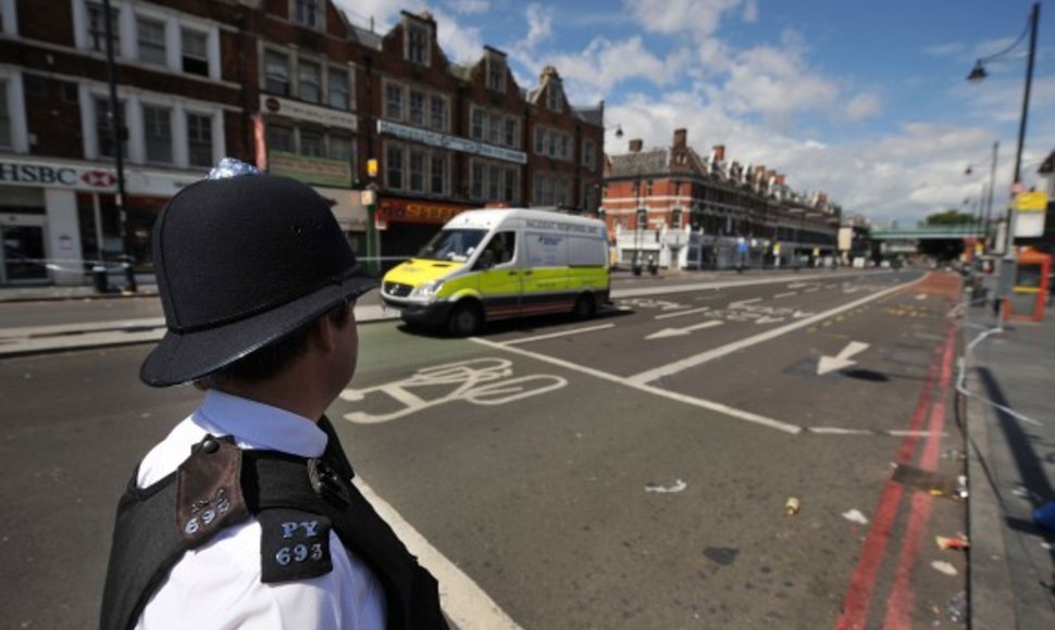 Policininkas ištuštėjusioje Londono gatvėje
