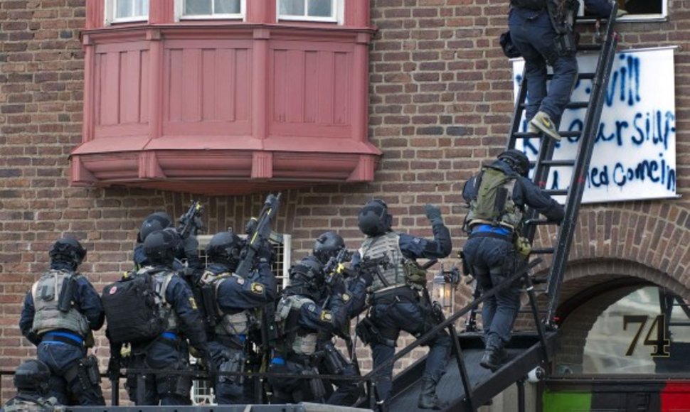 Švedijos policininkai šturmuoja Libijos ambasadą Stokholme.