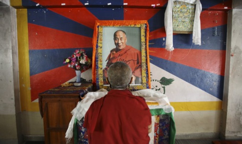 Tibeto vienuolis prie Dalai Lamos portreto